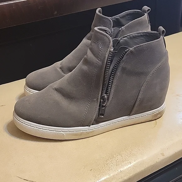 Hardly worn sz 10 Outwoods Grey suede tennis shoe wedges - Picture 2 of 6